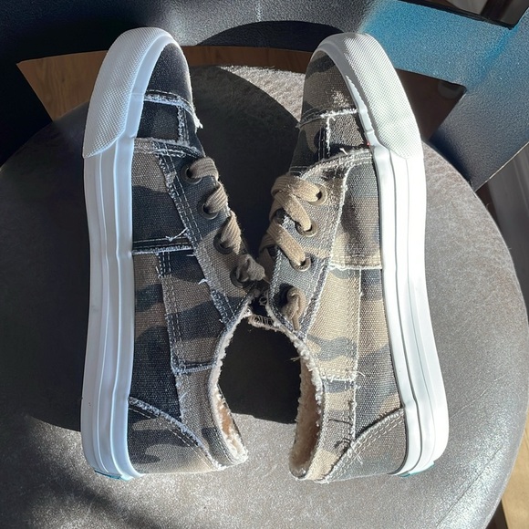 Blowfish Malibu Camouflage Faux Shearling
Lined Sneakers 
NWOT - Picture 5 of 10